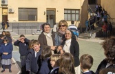Hnas. Asunción Perelló y Elena Sanz con la profesora Isabel Martínez, animando el partido Profesores-Alumnos del día 22 de dic de 2011 
