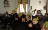 Hna. Romana de Lima, alegrando a los ancianos con sus variados cantos y actividades.